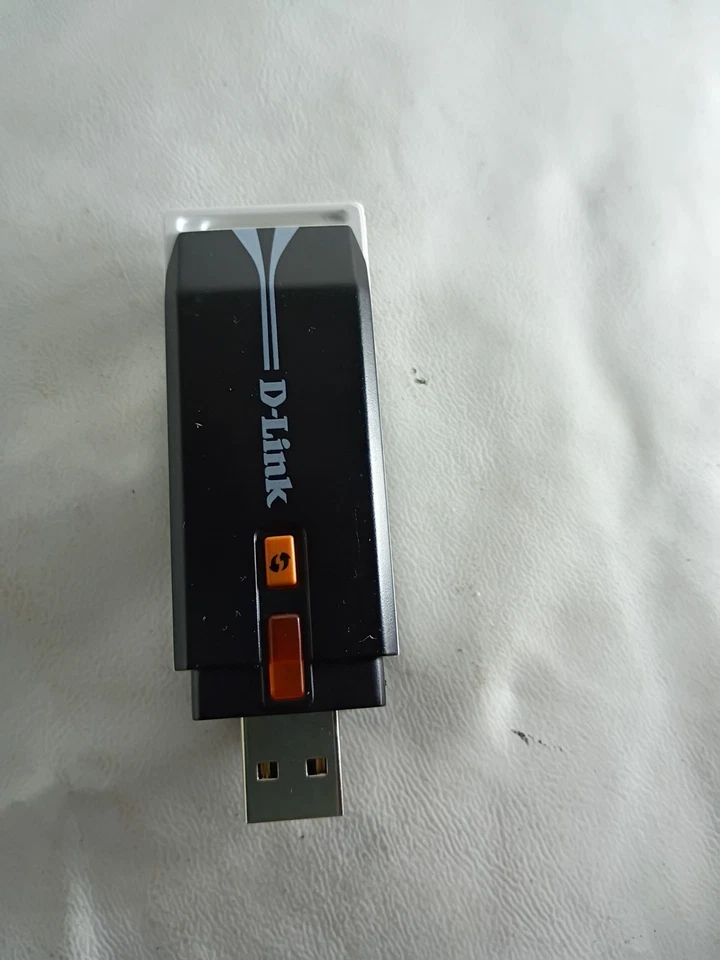 Adaptador de red D-Link DWA-140 inalámbrico N USB 2,4 GHz - Usado Foto 2 de 4