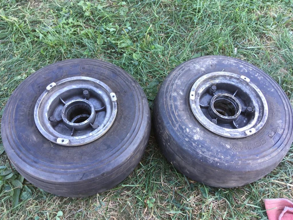 Rueda principal y neumático Cleveland Foto 3 de 3