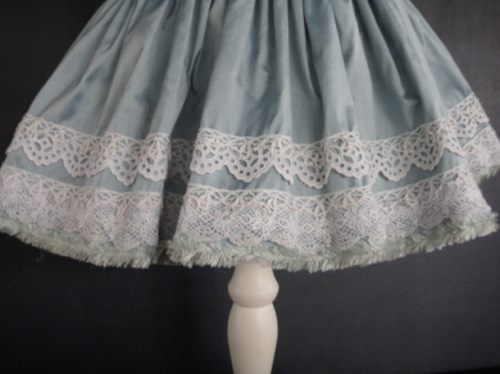 ROBE en soie bleue pour POUPÉE ANCIENNE / MODERNE / VINTAGE de 73 cm