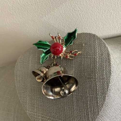 Vintage 50s Holiday Christmas jingle bell brooch pin in red and green  - Picture 4 of 4
