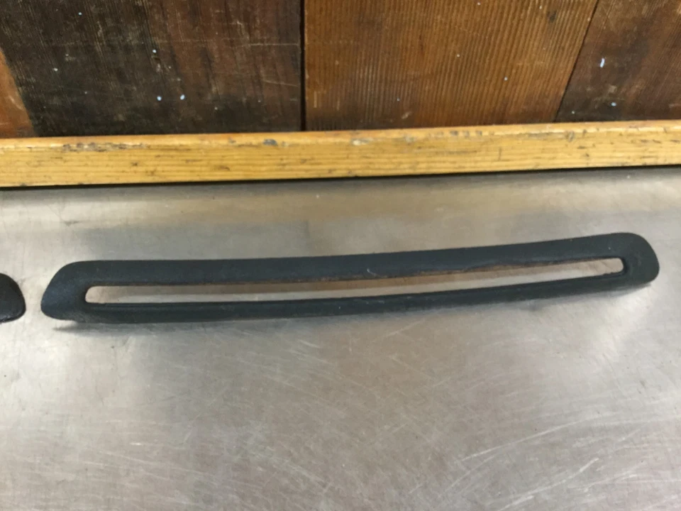 Triumph TR6 • Tablero de instrumentos original Demister Vent Trim. Usado. KT1358 Foto 3 de 4