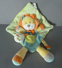 sd. Doudou plat NICOTOY LION vert  orange jaune bleu gris oiseau poch patte TTBE
