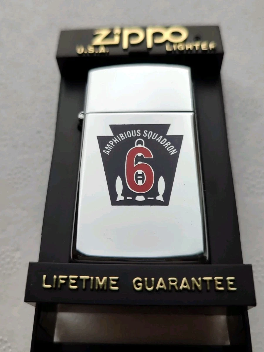 ZIPPO Original Accendino Regular / Nero Opaco Emblema Teschi In Teschio