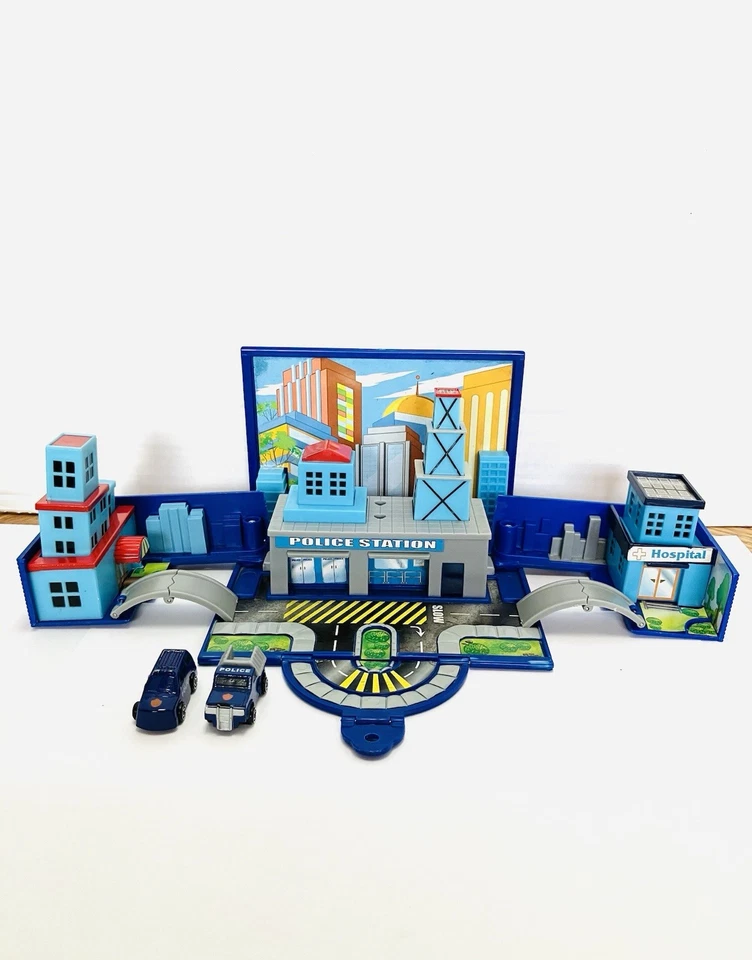 Soma 1997 Micro Racers City Juego Pop Up Estación de Policía Tiene 2 Coches Leer Foto 2 de 4