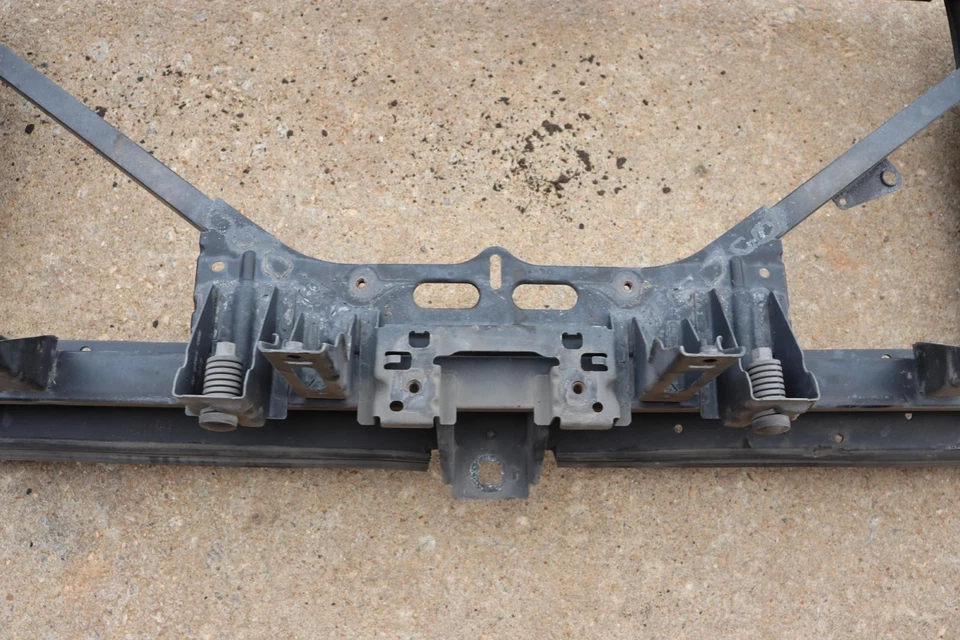 Marco de soporte central radiador delantero suburbano Chevy/GMC 2015-2020 OEM Foto 4 de 4