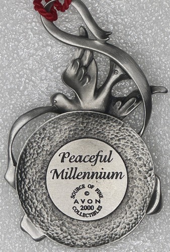 Avon Fine Collectibles " Peaceful Millennium " 2000 ornamento in peltro con sacchetto rosso - Foto 4 di 4