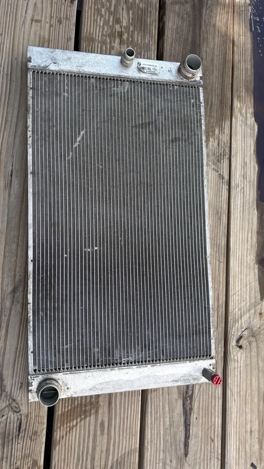 BMW 535i 2008-2010 montaje de radiador OEM usado 1711 7795138-02 Foto 3 de 3
