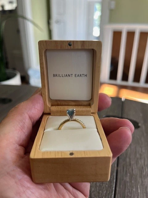 Anillo de compromiso para mujer talla 8 azul cojín modificado zafiro Montana con oro 18k Foto 2 de 4