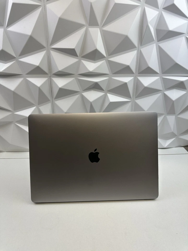 Apple MacBook Pro 15" A1990 Touch Bar 2018 Grey 2.9GHz i9 32GB /1 TB SSD Grade B - Image 4 of 4