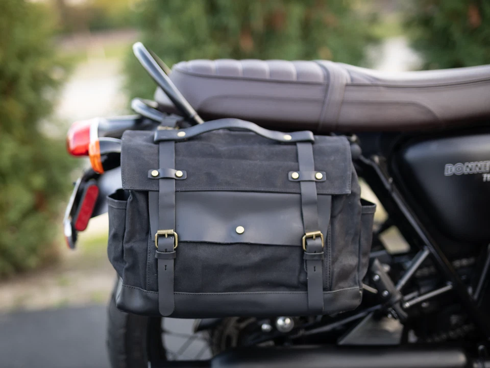 Equipaje bolsas de sillín Triumph Bonneville 2001-2015 con soportes personalizados NEGRAS Foto 3 de 4