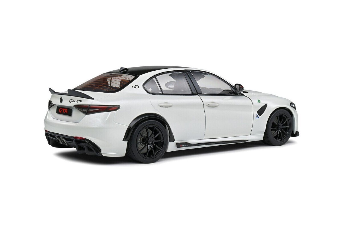 Alfa Romeo Giulia GTA Anno di costruzione 2022 trofeo bianco 1:18 Alfa Romeo Giulia GTA Anno di costruzione 2022 trofeo bianco 1:18