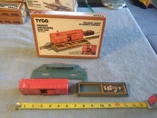 Tyco HO Gauge Freight Unloading Box Car Set VTG