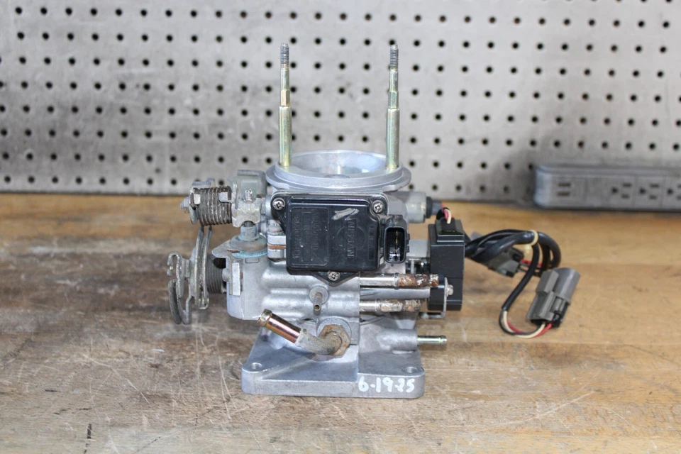 1992 Nissan D21 Hardbody Pickup 2.4L Throttle Body Assembly A/T AUTOMATIC Foto 2 de 4