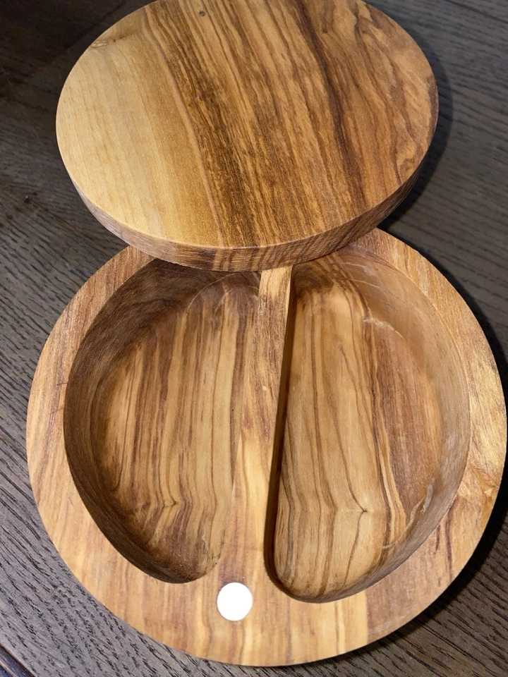 Salero de madera de olivo dividida cierre magnético hierbas pimienta de cocina giratoria Foto 3 de 4