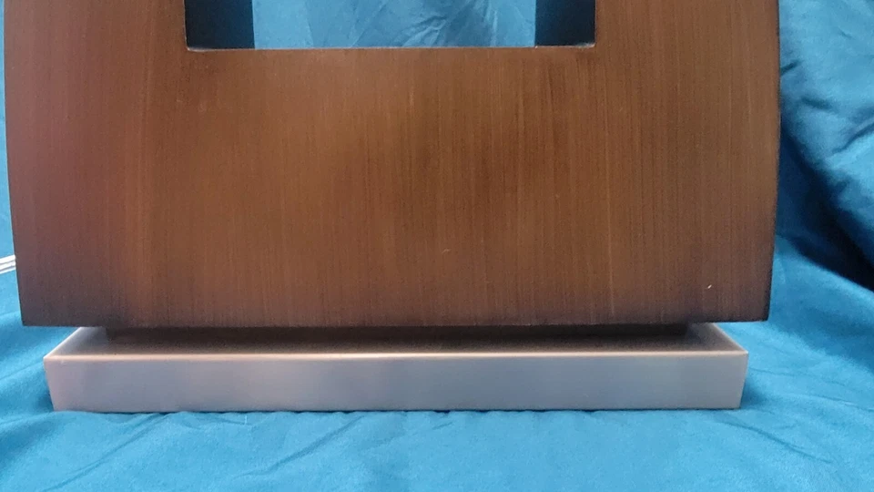 Lámpara de mesa Trina - 30", madera pecana, níquel cepillado Foto 3 de 4