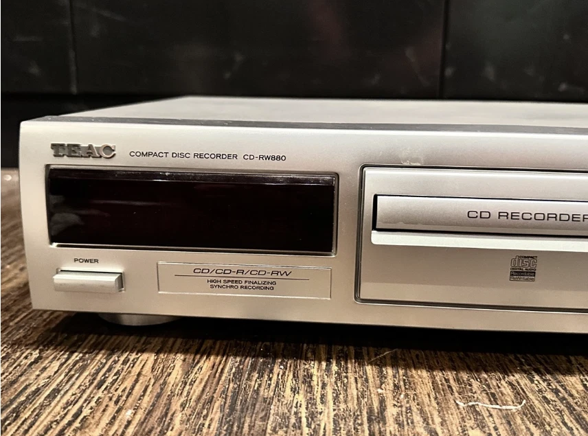 GRABADORA DE DISCOS COMPACTOS TEAC CD-RW880 CD/CD-RW Plateada AC100V 50/60Hz 16W Foto 2 de 4