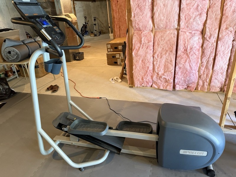Precor Elliptical Model EFX 221