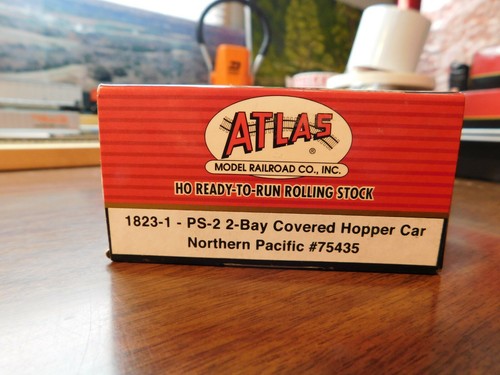 ATLAS RTR NORTHERN PACIFIC RAILWAY PS-2 2 BAY COVERED HOPPER NP 75435 HO SCALE - Picture 7 of 9