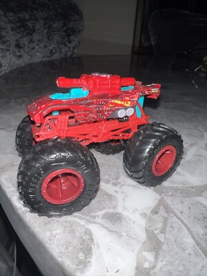 Invader Stealth Smashers Hot Wheels Monster Jam Monster Truck 1:64 Sammlerstück