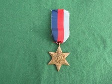 ORIGINAL UNNAMED WW 2 1939 - 1945 STAR MEDAL WITH RIBBON (B)