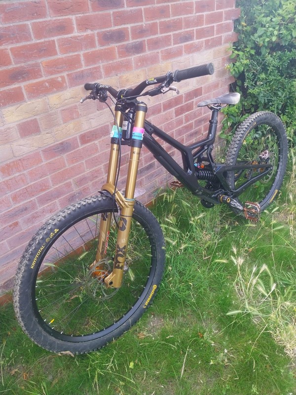 Santa Cruz V10.8 2025 Medium Black Downhill Bike High Spec