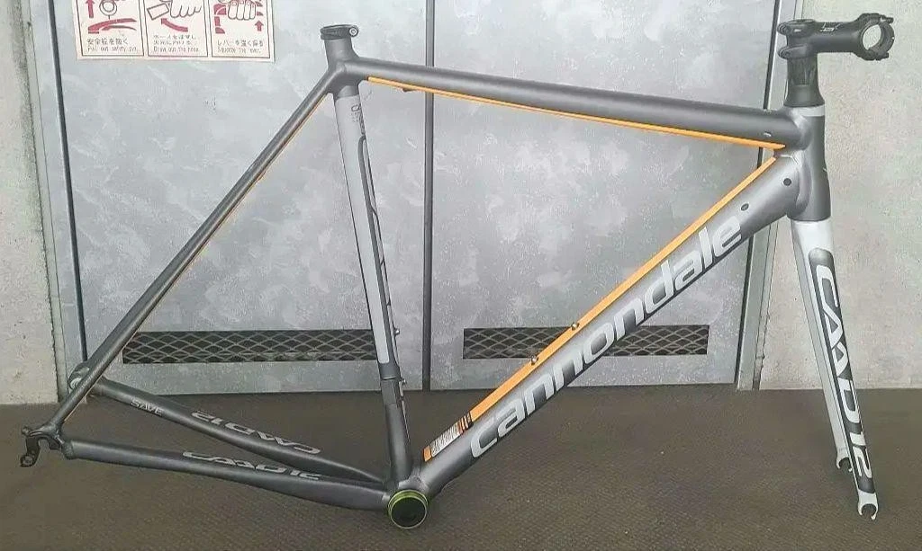 Cannondale CAAD12 ロードバイクフレーム シルバー/オレンジ 2016 Cannondale CAAD12 Alloy Road Frame 54cm Silver/Orange Indoor