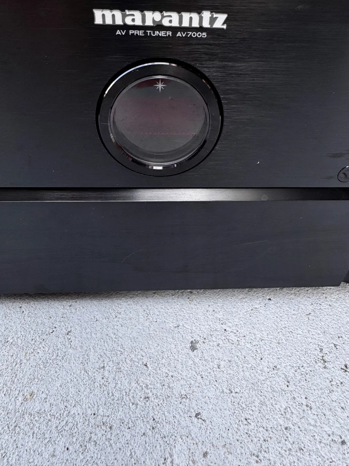 Preamplificador/procesador de cine en casa envolvente Marantz AV7005 7,2 Foto 3 de 4