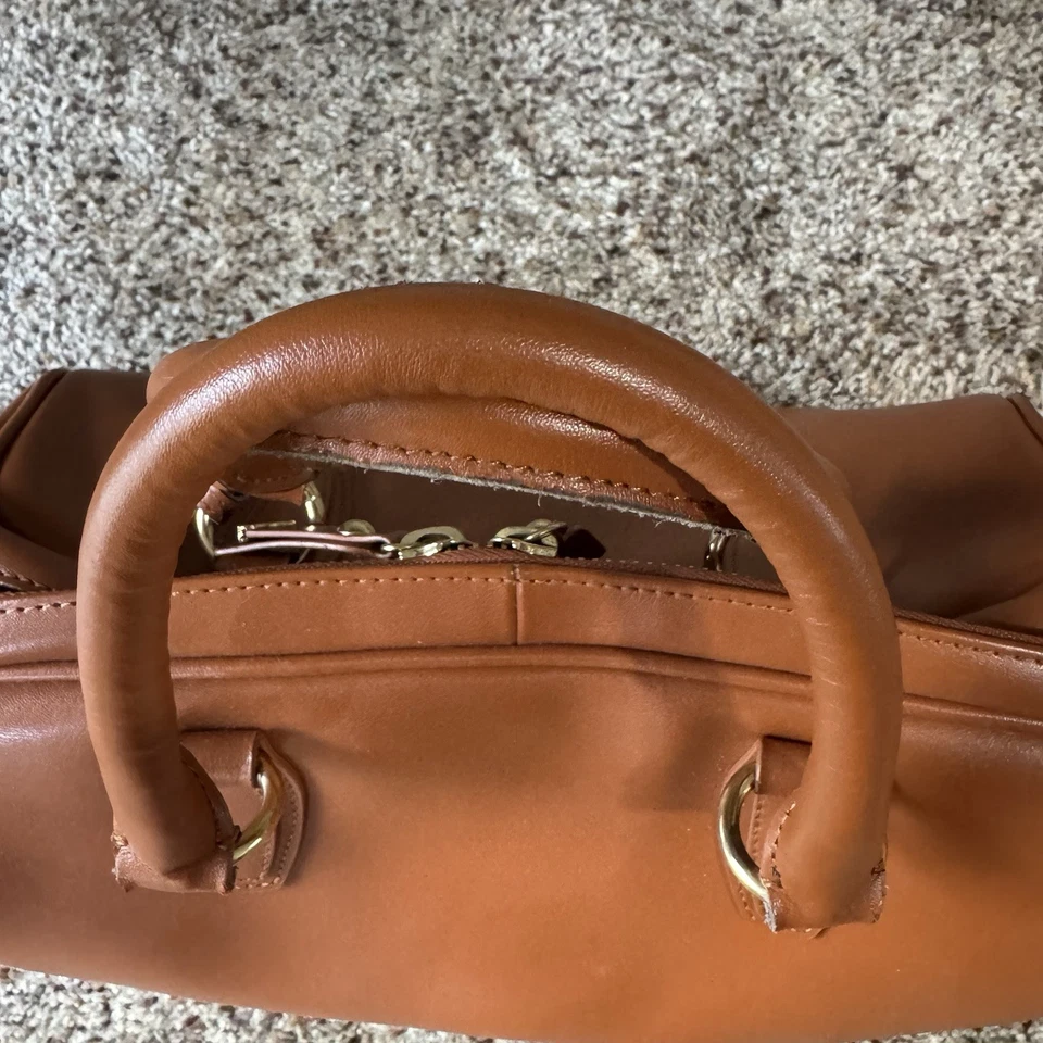 Bolso de mano Cuore & Pelle de cuero marrón con dije de corazón + correa bandolera Foto 4 de 4