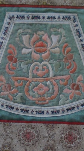 PANEL BORDADO SEDA CHINO ANTIGUO QUE REPRESENTA SÍMBOLOS Y FLORES, ENMARCADO. - Imagen 4 de 8