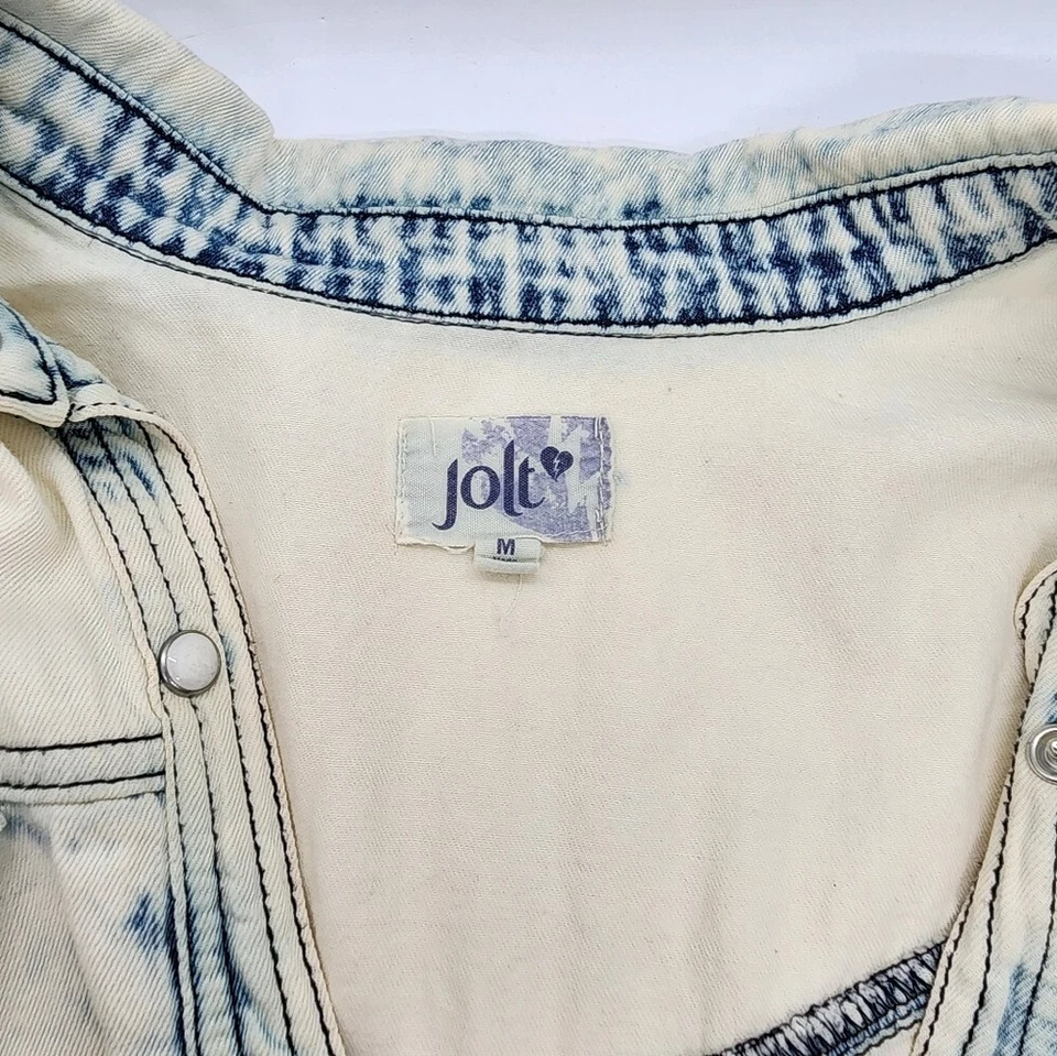 Top para mujer Jolt de mezclilla blanqueada de un solo pecho sin mangas con botones Foto 3 de 4