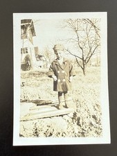 Niño pequeño con abrigo y sombrero abotonados Kansas foto antigua de 1920 Lt#122