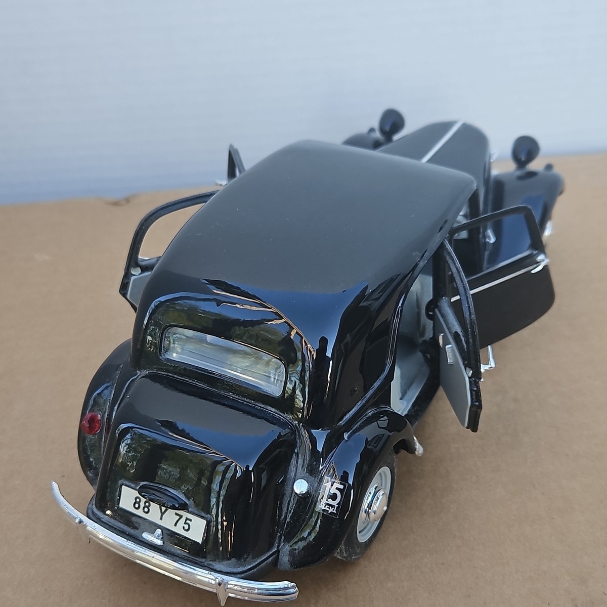 Maisto Citroën 15CV 6 CYL Diecast Model 1952 1:18 Black Opening