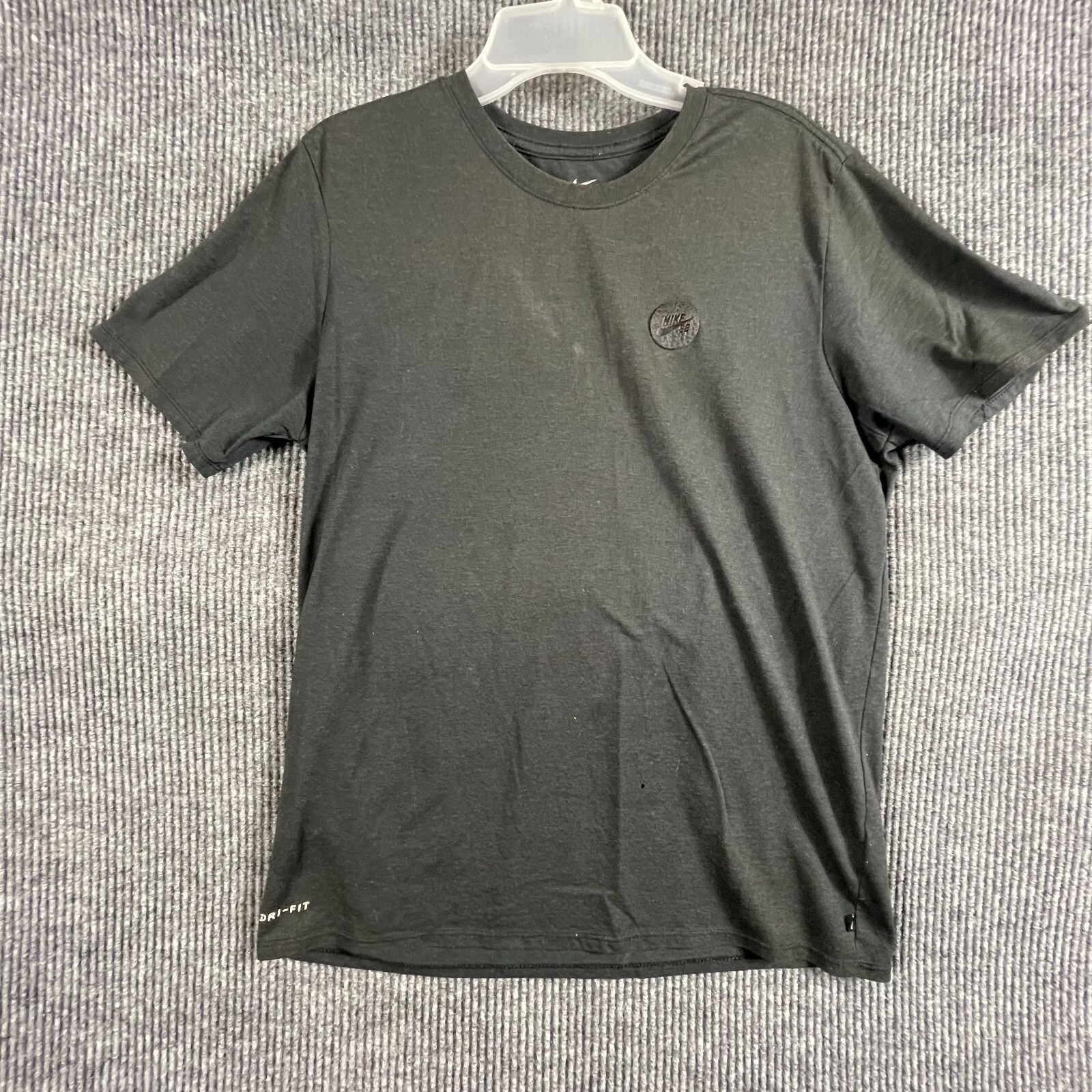 Nike T Shirt Mens Large Black SB Skateboard Swoosh Leather Patch Faded Comfort