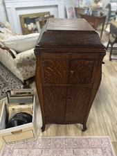 Antique Victrola VV-XI (1919), Tiger Oak **Working Condition w/90+ Records