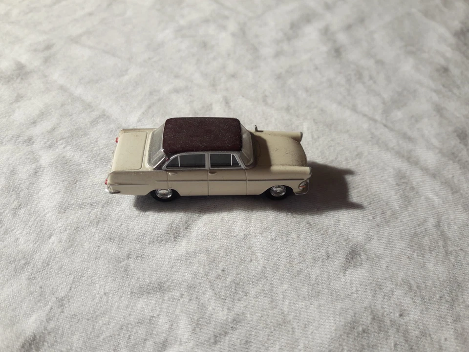 Brekina H0 Opel Rekord P II Limousine, weiß mit rotbraunem Dach