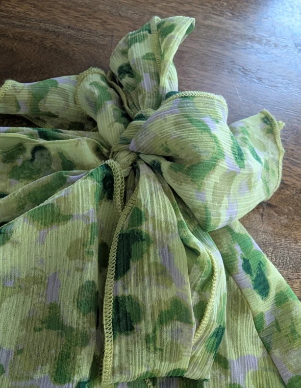 Minifalda corta con corbata floral verde envolvente de gasa Aerie talla XL para mujer junior usada en excelente estado Foto 4 de 4