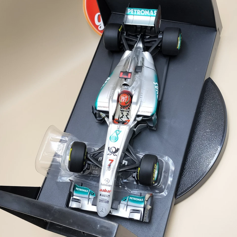 MINICHAMPS 1/18 Mercedes GP F1 Team Michael Schumacher Showcar 2011 113110177 - Image 3 of 4