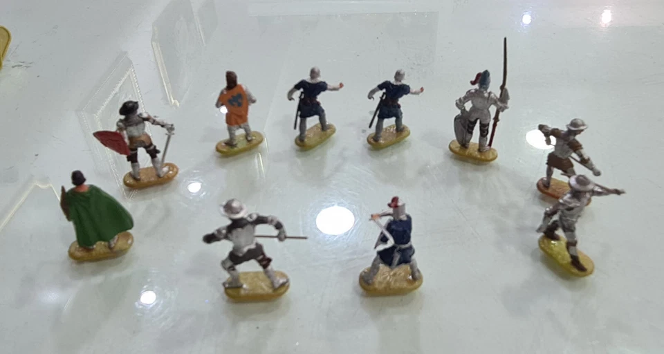 10 Vintage West German 60s ELASTOLIN CRUSADERS 40 MM figures - Image 2 of 2