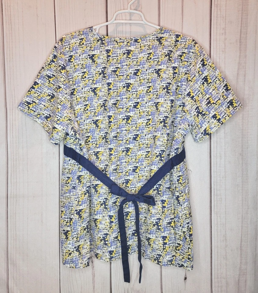 Blusa Médica Cherokee Studio 2 Bolsillos Laterales Atado Atrás Desenfoque y Amarillo Para Mujer Talla XL Foto 2 de 4