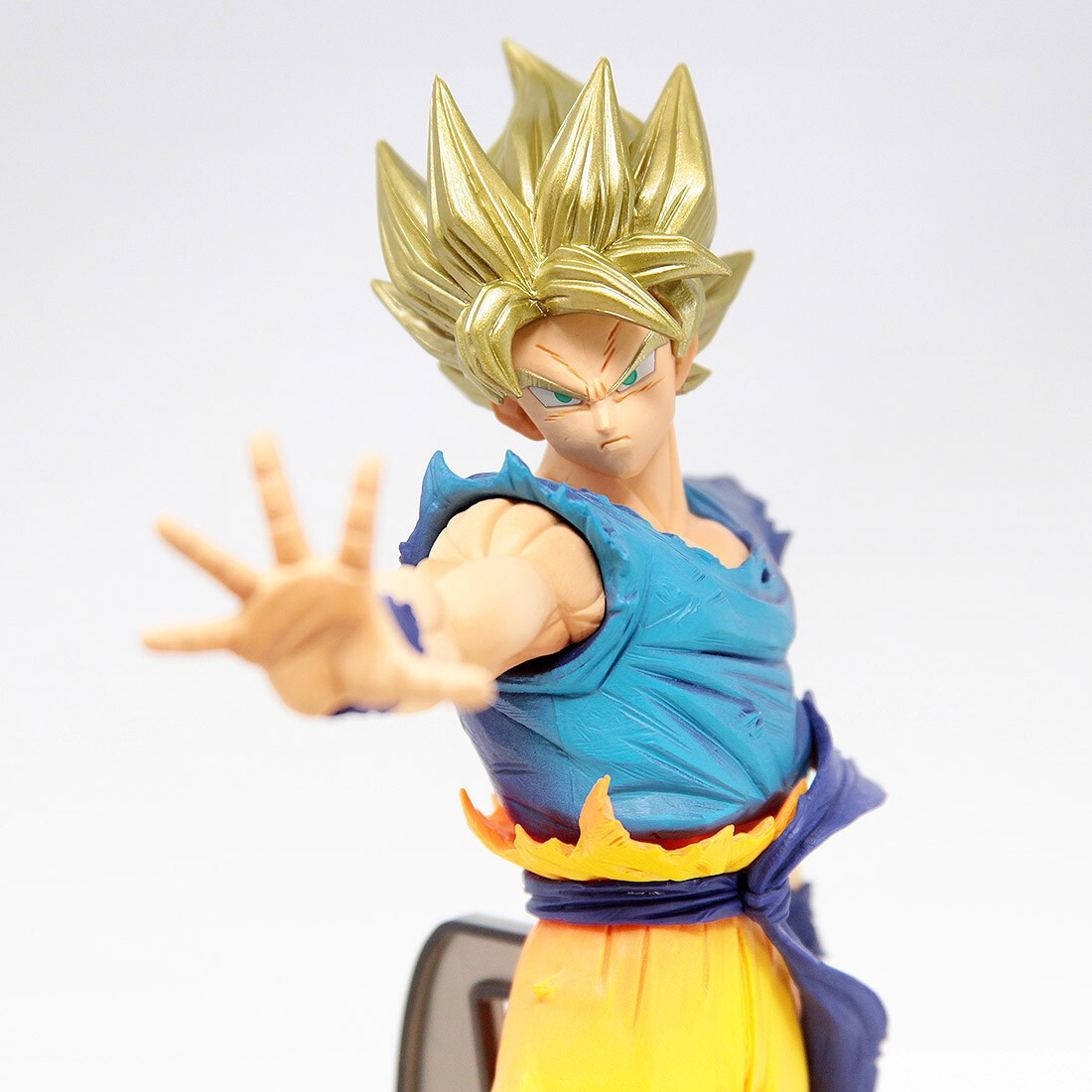 Banpresto Super Saiyajin Son Goku: ~ 20 cm Dragonball Z x Sangue dos  Saiyajins ~ Estatueta + 1 pacote oficial de cartas colecionáveis de  Dragonball (38747)