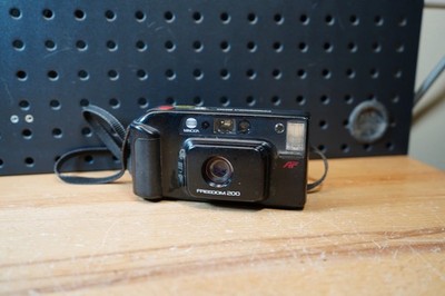 (S) Minolta Freedom 200 (AF-E 2) 35mm Point & Shoot Camera with 35mm f4.5 Lens
