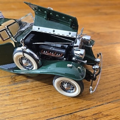 Danbury Mint 1932 Cadillac V-16 Sport Phaeton Green 1:24 Diecast