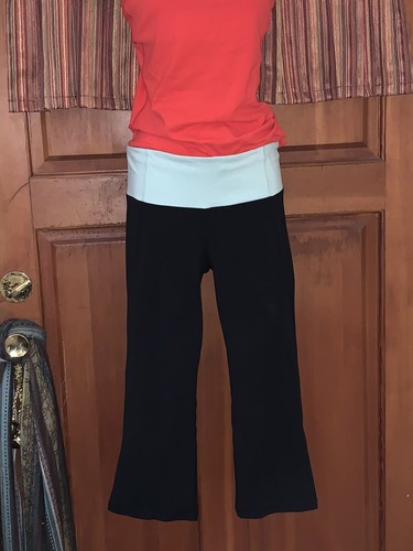 LULULEMON • Sz 6 • Split Leg Capri/Yoga 