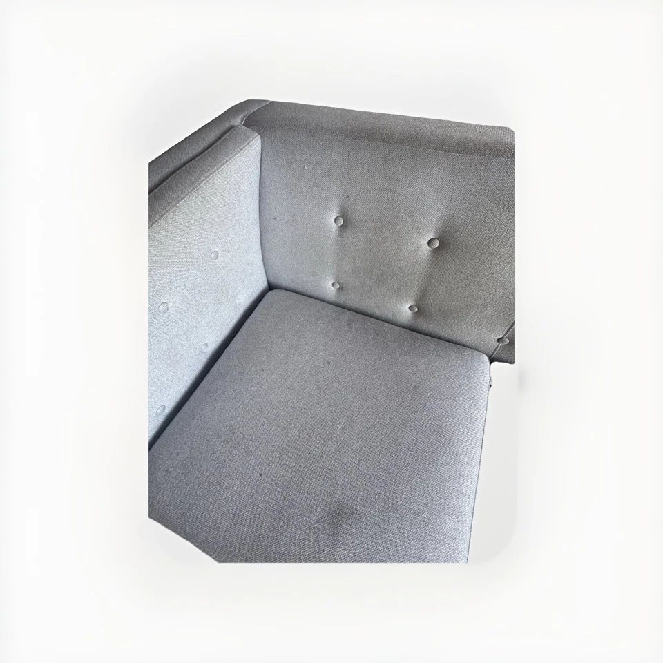 Sofá de tres plazas acolchado gris claro moderno Mid-Century con patas de acrílico Foto 3 de 4