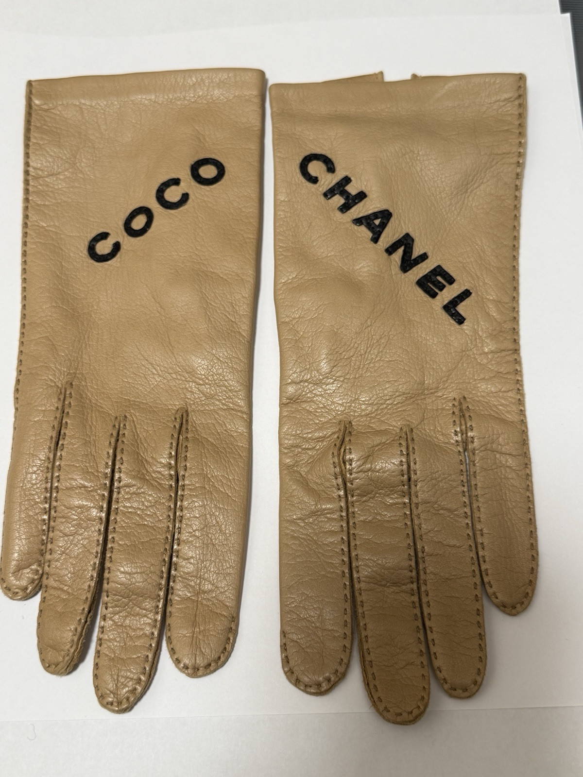 Vtg Chanel ‘Coco’ Logo Beige Leather Gloves 7
