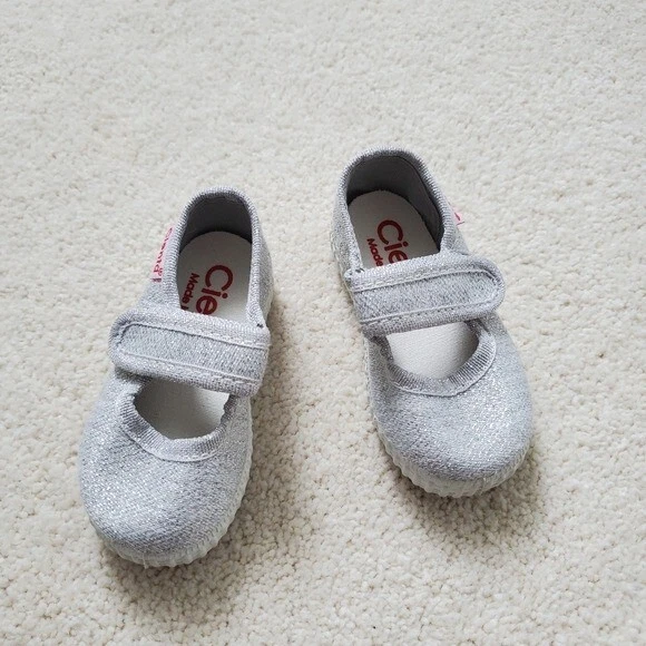 Cienta 全新无标签女宝宝银色闪光玛丽珍运动鞋,尺寸 18/2.5 — 第 3/4 张图片