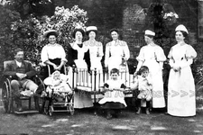 vnn-57 hospital nurses and cot, Trowbridge, Wiltshire 1910. Photo
