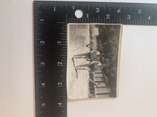 Fund Schwarz-Weiß Foto 2 hemdlose Männer Walking Badeanzüge Strand 50er Jahre - Bild 2 von 3
