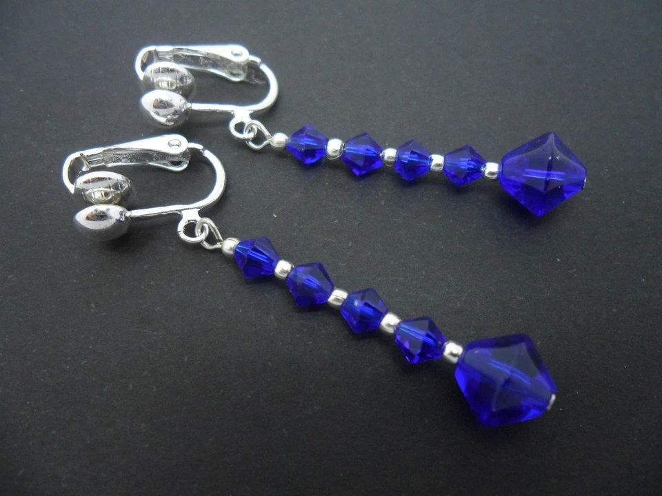 A PAIR OF DANGLY COBALT BLUE GLASS CRYSTAL SILVER PLATED CLIP ON EARRINGS. - Image 1 of 1