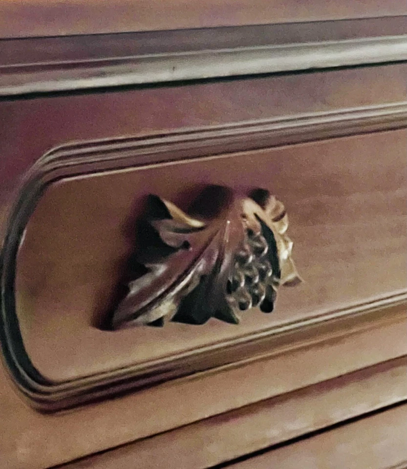 Cómoda de cereza Davis Cabinet Company, colección Lilian Russel. Se puede enviar. Foto 2 de 4